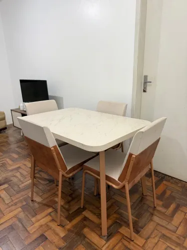 Mesa de jantar com 4 cadeiras
