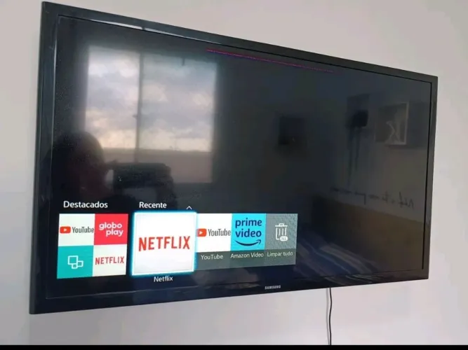 Samsung smartv 32" , semi nova , estado impecável com Netflix Amazon YouTube HDMI