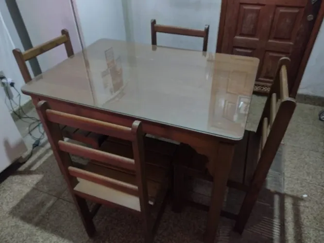 Mesa de jantar de madeira