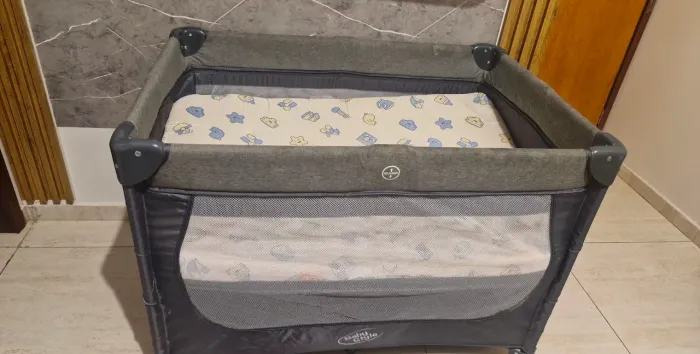 Berço portátil e cercadinho com colchão