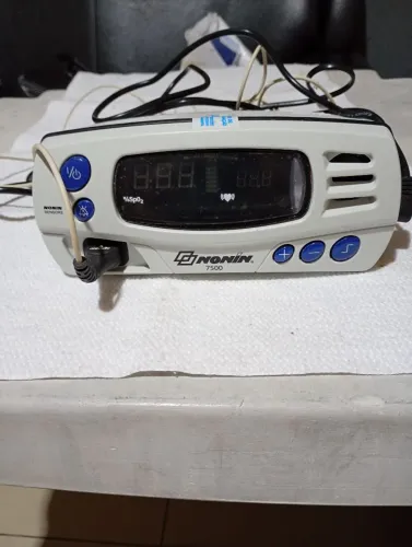 Bomba infusora, monitor de sinais vitais (oxímetro)e aspirador de secreções.