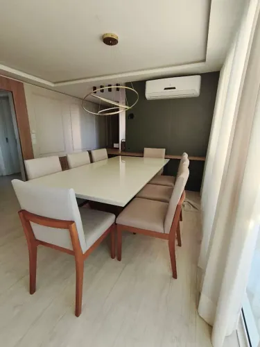 8 cadeiras + mesa 2,10 x 1,10 x 0,77