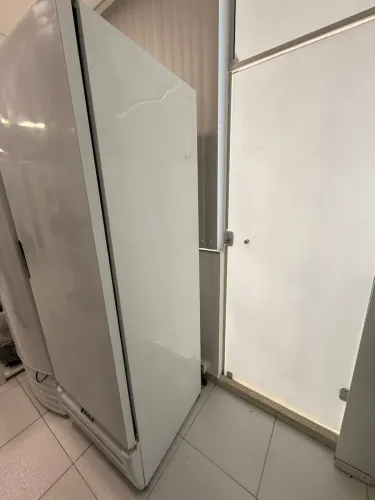 Freezer vertical porta sólida