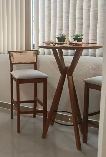 Bistrô em madeira com duas banquetas