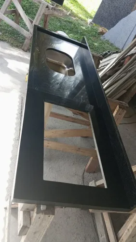 Vendo pia com bancada 210 de comprimento por 60 de largura no preto são Gabriel 