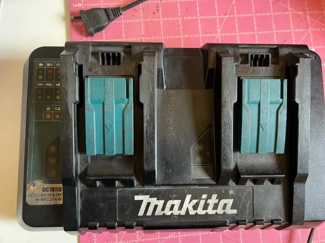 Carregador de baterias makita