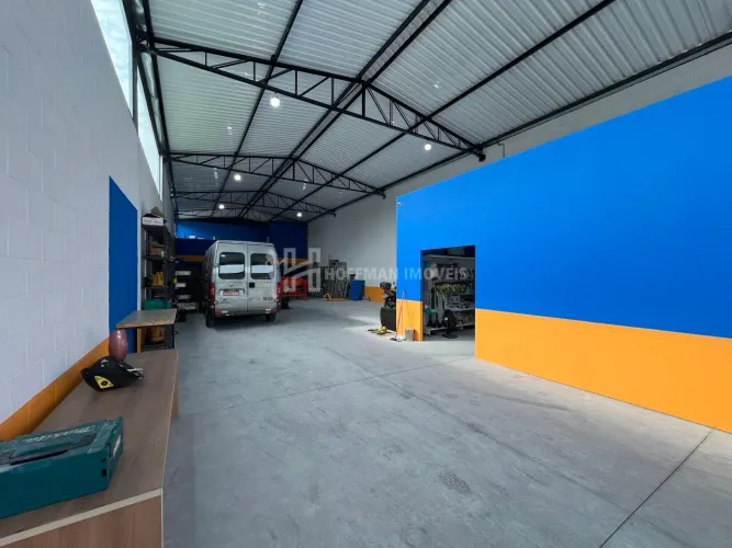 Galpão à venda amplo com 350m² e 03 vagas de garagem no Bairro Fundação
