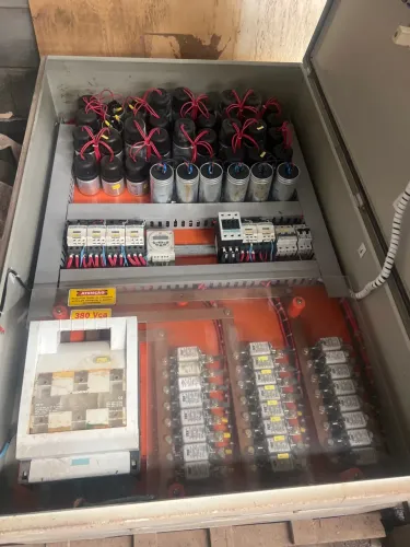 Quadro elétrico com capacitor