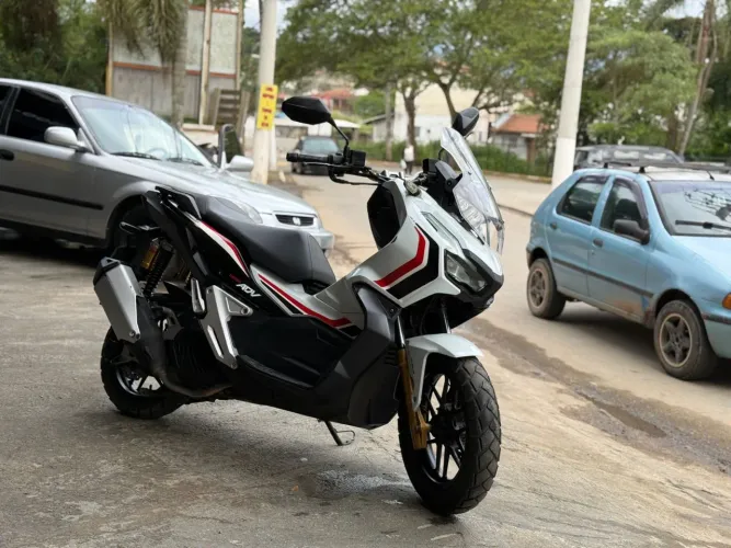Moto impecável aceito negócio