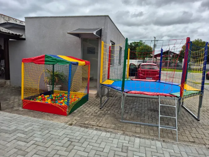 Cama elástica e piscina de bolinhas locação a partir de $ 
