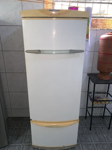 Título: Geladeira Inverse Frost Free (Espaçosa e Gelando Bem) - R$ 300