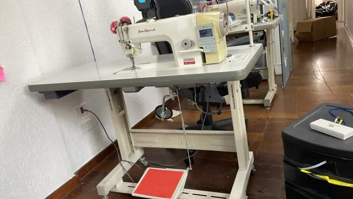 MÁQUINA DE COSTURA RETA ELETRÔNICA SEMI NOVA . 