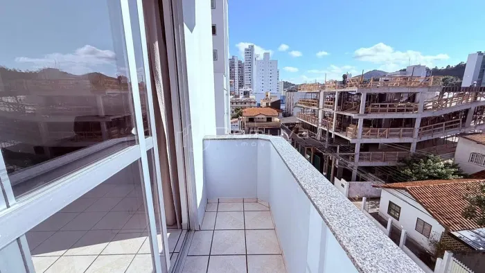 Locação anual de apartamento com 2 quartos no Bairro Pioneiros Balneário Camboriú