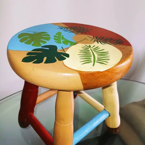 Banquinho de madeira com arte