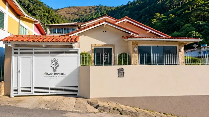 VENDO CASA DE 4 QUARTOS COM GARAGEM EM NOGUEIRA R$ 570.000,00