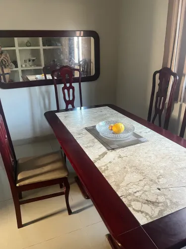Vendo mesa com cadeiras e espelho 