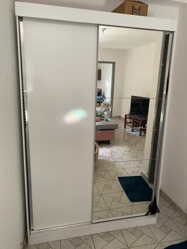 Guarda roupa de solteiro com espelho menos de 1 mês de uso