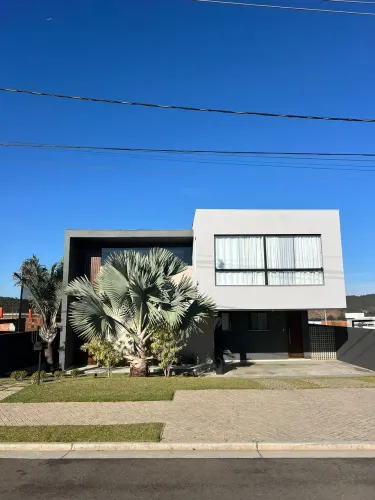 Casa 4 Quartos no Alphaville Fase 2 | Piscina, Espaço Gourmet e Alto Padrão