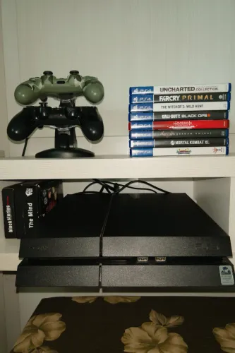 Vendo PS4 - 500GB + jogos e acessórios