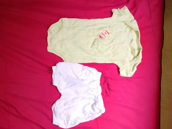 Body verde, short branco e 1 pacote com 5 fraldas de pano.