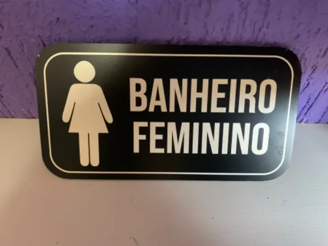 Placa de banheiro feminino