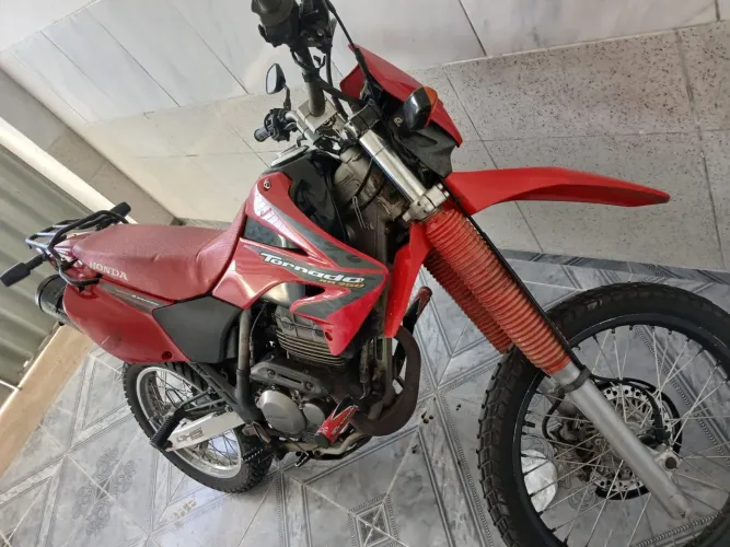 Vendo uma moto tornado 