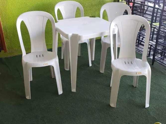 Jogo de cadeiras de plástico