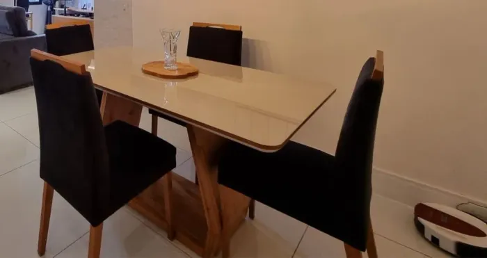 Mesa de 6 lugares pés de madeira (tampo de vidro com laka off white)
