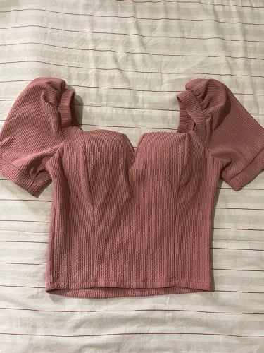 Blusa feminina rosa, manga curta bufante com babados, gola alta e tecido canelado