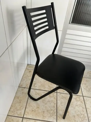 Vendo 06 cadeiras em metal pintado
