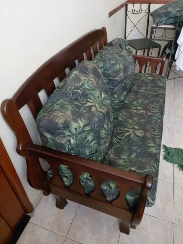 Sofá estilo namoradeira em madeira maciça.