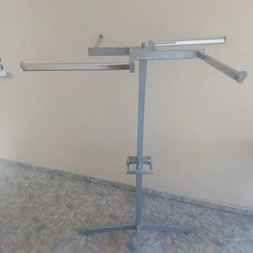 Expositor metálico tipo arara