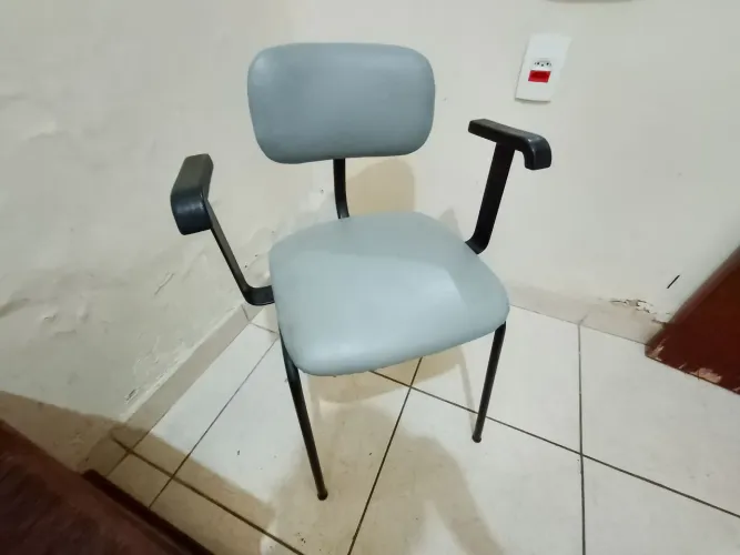 Cadeira com apoio para braço