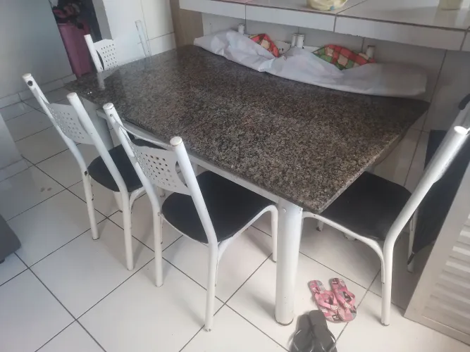Vendo mesa de granito com 6 cadeira
