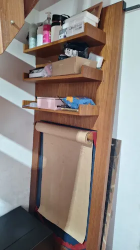 Painel com 3 prateleiras e + rolo de papel para escrita, madeira pura