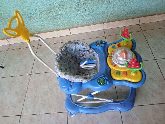 Desapegando, andador musical para BBs acima de seis meses, semi novo