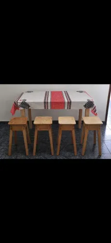 Mesa de madeira com 4 bancos parcelo no cartão de crédito