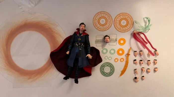 S.H. Figuarts Dr. Estranho (Battle of Titan)