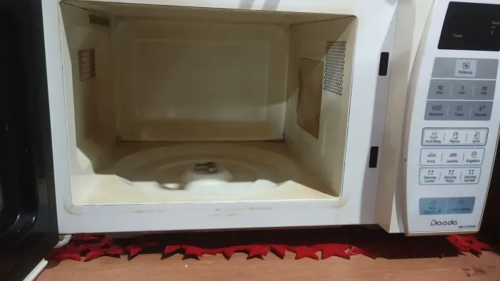 Vendo esse forno microondas com defeito