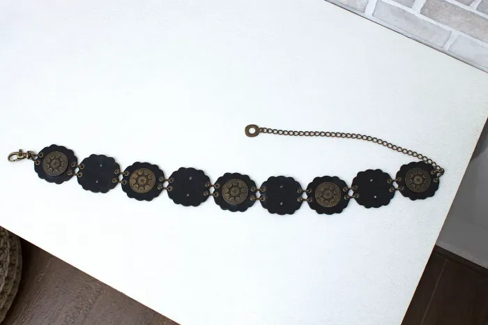 Cinto com argolas de couro