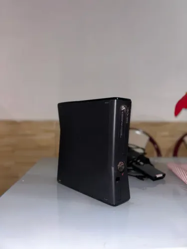 XBOX 360, 2 controles, com 150 jogos e vai com HD