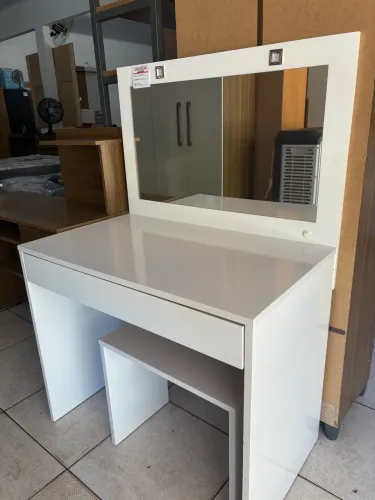 ESCRIVANINHA COM ESPELHO, LED E BANQUINHO
