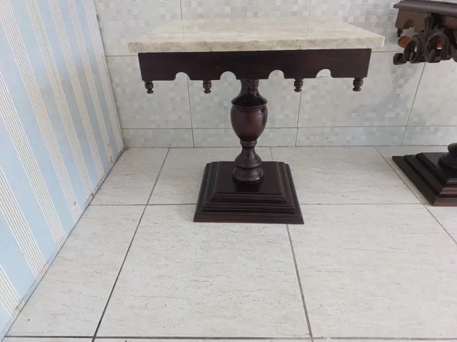 Mesa de canto com tampo em granito