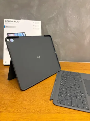 Capa com Teclado Logitech Combo Touch iPad Air 13"