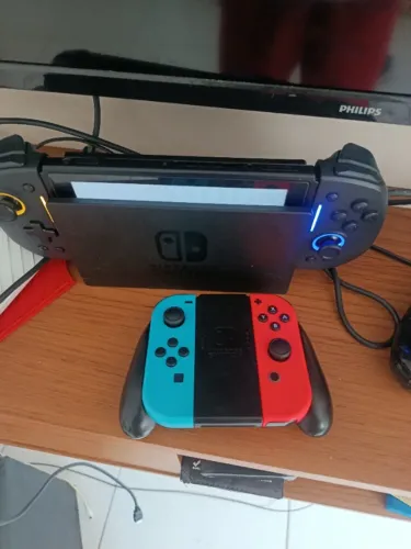 Nintendo switch v1 desb com cartão de 256 + controle adicional leia descrição