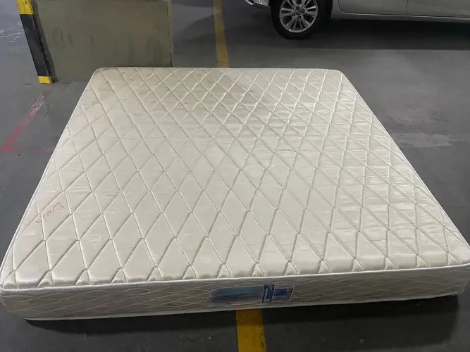 Cama de casal 2x2 e cama de solteiro 1x2, ambas com a base