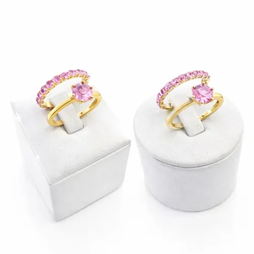 Kit com Dois Anéis Solitário e Anel Aparador de Aliança Cravejado Rosa Bebê Banhado Ouro
