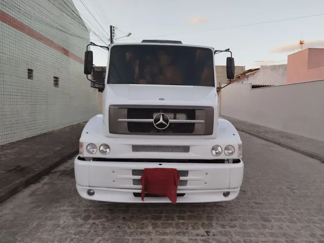 MB 1620 ano 2011 com ar condicionado.