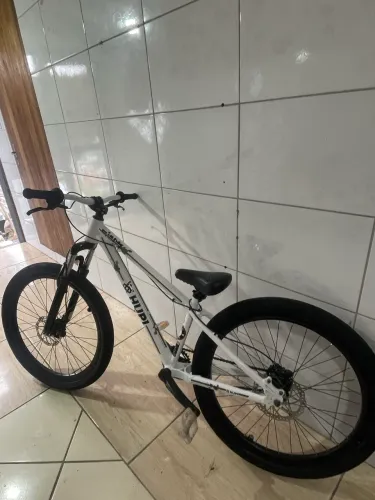 Vendo Hupi whistler 25 inteira,faço no cartão a juros da máquina,(não pego outras bikes)