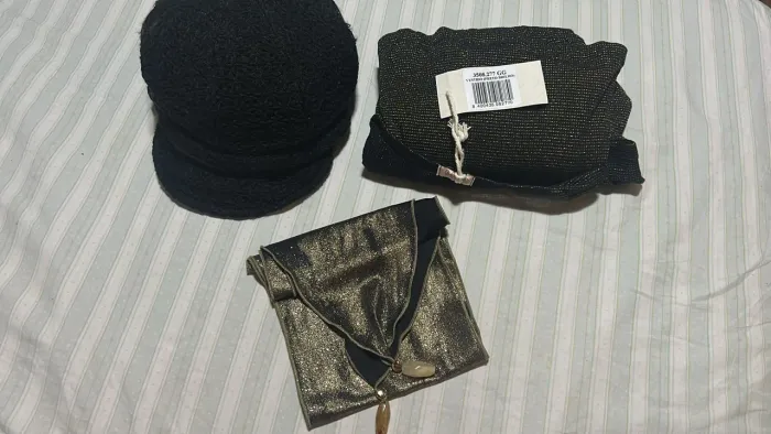Kit Vestido GG (Preto Brilho) Quintes, Cinto e Boina